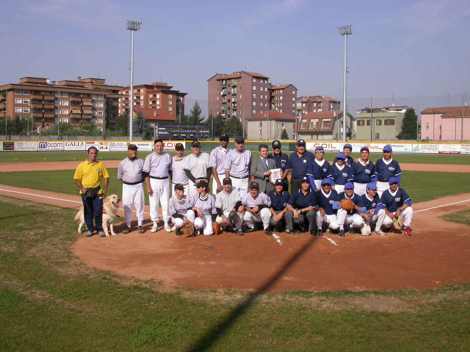 Le due squadre pronte, prima della partita... la tensione incomincia a farsi sentire...